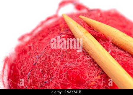 Lana di mohair rossa isolata su sfondo bianco Foto Stock