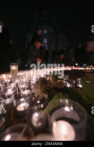 Dresda, Germania. 13th Feb, 2023. Le rose bianche si trovano tra candele accese nel 78th° anniversario della distruzione di Dresda nella seconda guerra mondiale sul Neumarkt di fronte alla Frauenkirche. Il 13 febbraio, la capitale dello stato Dresden commemora la distruzione della città durante la seconda guerra mondiale 78 anni fa. Il 13 e 14 febbraio 1945, i bombardieri alleati riducevano il centro della città sull'Elba a macerie. Fino a 25.000 persone hanno perso la vita. Credit: Robert Michael/dpa/Alamy Live News Foto Stock