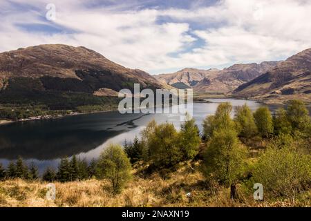 Ammira Loch Duich e le montagne di Glen shiel alla fine del Passo MAM Ratagan nelle Highlands scozzesi. Foto Stock