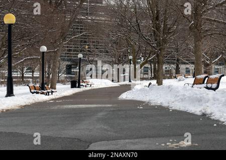 Ottawa, Canada - 23 gennaio 2023: Road in Major's Hill Park nella stagione invernale. Parco cittadino con neve in centro. Foto Stock