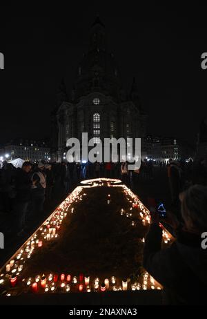 Dresda, Germania. 13th Feb, 2023. Le candele bruciano il 78th° anniversario della distruzione di Dresda nella seconda guerra mondiale sul Neumarkt di fronte alla Frauenkirche. Il 13 febbraio, la capitale dello stato Dresden commemora la distruzione della città durante la seconda guerra mondiale 78 anni fa. Il 13 e 14 febbraio 1945, i bombardieri alleati riducevano il centro della città sull'Elba a macerie. Fino a 25.000 persone hanno perso la vita. Credit: Robert Michael/dpa/Alamy Live News Foto Stock