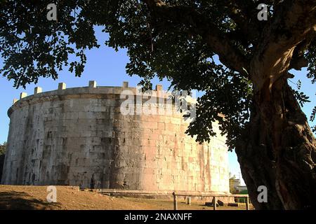 Gaeta, Italia. Il mausoleo del senatore romano L. Munazio Planco (22 a.C.). Foto Stock