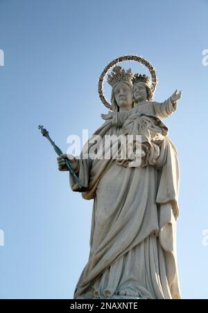 Gaeta, Italia. Statua di Santa Maria Ausiliatrice, opera in marmo di Carrara dello scultore Nicola Arrighini, nel Parco Monte Orlando. Foto Stock