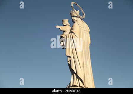 Gaeta, Italia. Statua di Santa Maria Ausiliatrice, opera in marmo di Carrara dello scultore Nicola Arrighini, nel Parco Monte Orlando. Foto Stock