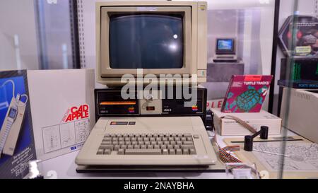 Varsavia, Polonia. 10 febbraio 2023. All'interno del Museo Apple. Computer Apple II e. Foto Stock