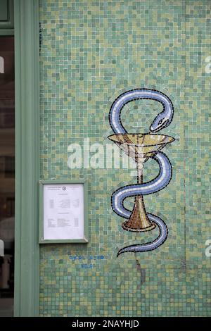 Mosaico serpente e ciotola farmacia segno a Tunisi Foto Stock