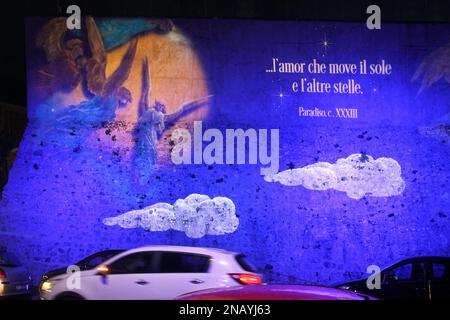 Gaeta, Italia. Celebre citazione del Paradiso di Dante esposta sulla facciata di un edificio durante la stagione natalizia. Foto Stock