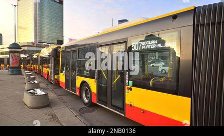 Varsavia, Polonia. 10 febbraio 2023. Strada invernale di una grande città. Traffico stradale nel centro di Varsavia. Foto Stock