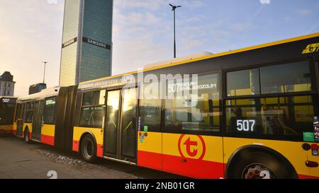 Varsavia, Polonia. 10 febbraio 2023. Strada invernale di una grande città. Traffico stradale nel centro di Varsavia. Foto Stock