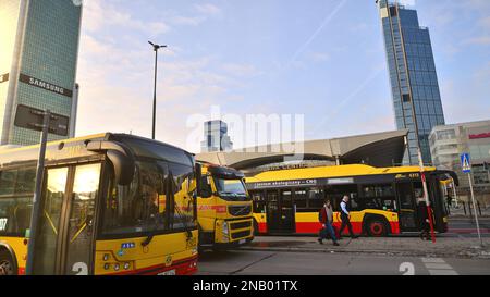 Varsavia, Polonia. 10 febbraio 2023. Strada invernale di una grande città. Traffico stradale nel centro di Varsavia. Foto Stock