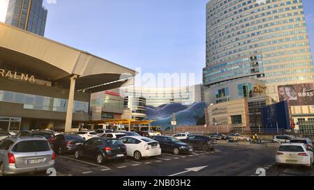 Varsavia, Polonia. 10 febbraio 2023. Strada invernale di una grande città. Traffico stradale nel centro di Varsavia. Foto Stock