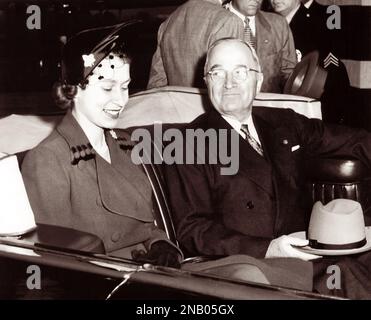 La principessa inglese Elizabeth (a sinistra) si unisce al presidente Harry S. Truman nella limousine del capo esecutivo per il suo viaggio a Blair House dal terminal dei servizi di trasporto aereo militare dell'aeroporto nazionale di Washington ad Arlington, Virginia, il 31 ottobre 1951. (USA) Foto Stock