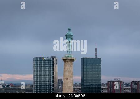 Il monumento di Victor (Pobednik) si avvicina da dietro durante il giorno coperto, e la Nuova Belgrado sullo sfondo Foto Stock