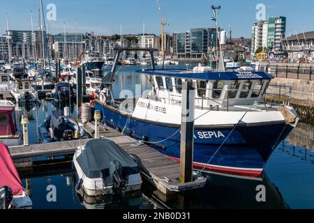 L'MBA Sepia, una nave da ricerca appartenente alla Marine Biological Association, è ormeggiata a Sutton Harbour, Plymouth, Devon, Regno Unito Foto Stock