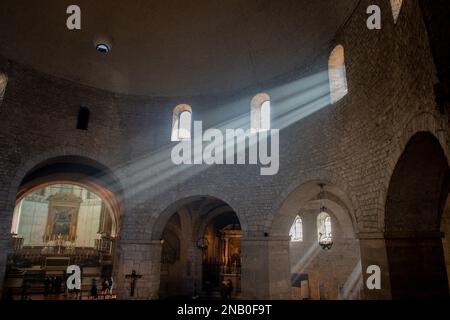 Brescia Italia Febbraio 12 2023:12th Duomo romanico del secolo famoso per la sua forma circolare e gli affreschi medievali Foto Stock