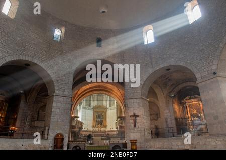 Brescia Italia Febbraio 12 2023:12th Duomo romanico del secolo famoso per la sua forma circolare e gli affreschi medievali Foto Stock