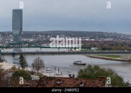 Paesaggio urbano di Belgrado e del fiume Sava, ponti e torre di Belgrado sul lungomare Foto Stock