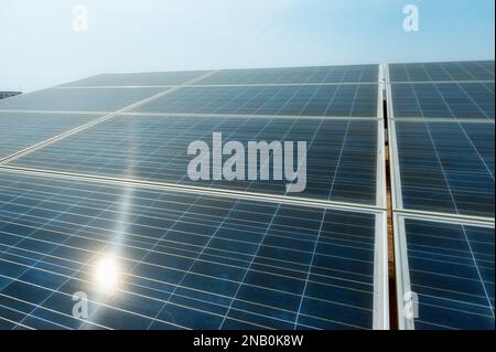 Un pannello solare, un pannello solare elettrico, un modulo fotovoltaico, un pannello fotovoltaico o un gruppo di pannelli solari fotovoltaici montati in un rettangolo Foto Stock