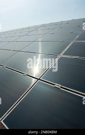 Un pannello solare, un pannello solare elettrico, un modulo fotovoltaico, un pannello fotovoltaico o un gruppo di pannelli solari fotovoltaici montati in un rettangolo Foto Stock