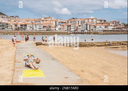 Lekeitio, Paesi Baschi, Spagna. Panorama della spiaggia della città Foto Stock