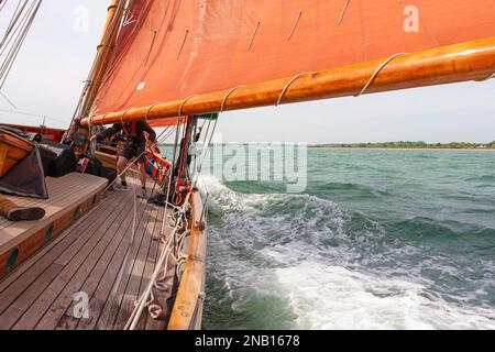 A bordo del tradizionale tagliatore di pula 'Jolie Brise' mentre raggiunge il Solent, Hampshire, Regno Unito, vicino alla banca Brambles, dirigendosi verso l'Hamble Foto Stock