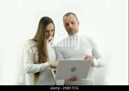 Insegnante studente femmina laptop donna focalizzata tirocinante ascoltare serio insegnante mentore imprenditore spiegare strategia online guardare notebook insegnare tirocinanti apprendere nuove competenze sul posto di lavoro Foto Stock