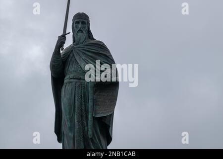 Statua del re Stefan Nemanja di fronte alla vecchia stazione ferroviaria di Belgrado, capitale della Serbia Foto Stock