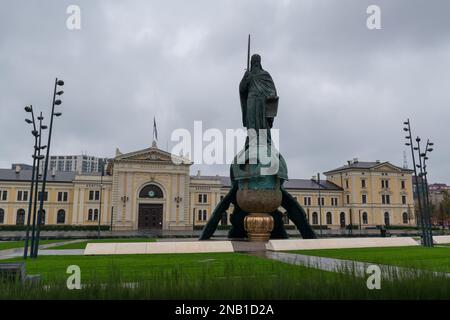 Statua del re Stefan Nemanja di fronte alla vecchia stazione ferroviaria di Belgrado, capitale della Serbia Foto Stock