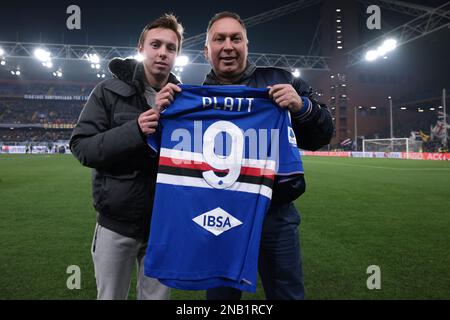 Genova, Italia, 13th febbraio 2023. Ex Crewe Alexandra, Aston Villa, Bari, Juventus, Sampdoria, L'Arsenal, la Foresta di Nottingham e il giocatore d'Inghilterra David Platt si pone con il figlio Charlie e una maglia di Sampdoria che porta il suo nome prima della Serie A match a Luigi Ferraris, Genova. L'immagine di credito dovrebbe essere: Jonathan Moskrop / Sportimage Foto Stock