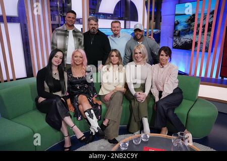 Relatori Jermaine Jenas (posteriore sinistra) e Alex Jones (seduto davanti a destra) con (da sinistra a destra) Tina Barrett, Paul Cattermole, Hannah Spearritt, Jon Lee, Rachel Stevens, Bradley McIntosh e Jo'Meara, del S Club 7 durante le riprese per l'One Show di Londra, dopo aver annunciato che si riuniscono per un tour nel Regno Unito alla fine di quest'anno in occasione del loro 25th° anniversario. Foto Stock