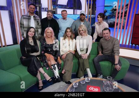 Presentatori Jermaine Jenas (indietro a sinistra) e Alex Jones (indietro a destra) con Tina Barrett, Paul Cattermole, Hannah Spearritt, Jon Lee, Rachel Stevens, Bradley McIntosh e Jo o'Meara, di S Club 7 e dell'attore Neil McDermott durante le riprese per l'One Show di Londra. S Club 7 ha annunciato che si riuniscono per un tour nel Regno Unito alla fine di quest'anno in occasione del loro 25th° anniversario. Foto Stock