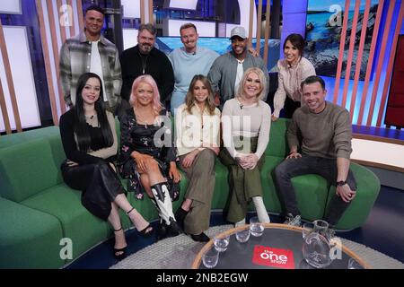 Presentatori Jermaine Jenas (indietro a sinistra) e Alex Jones (indietro a destra) con Tina Barrett, Paul Cattermole, Hannah Spearritt, Jon Lee, Rachel Stevens, Bradley McIntosh e Jo o'Meara, di S Club 7 e dell'attore Neil McDermott durante le riprese per l'One Show di Londra. S Club 7 ha annunciato che si riuniscono per un tour nel Regno Unito alla fine di quest'anno in occasione del loro 25th° anniversario. Foto Stock