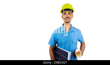 Black Man in Safety Helmet e Blue Shirt isolati su arancione. Foto Stock
