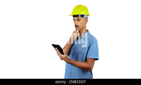 Engineer Holding Mobile isolato su Orange. Foto Stock
