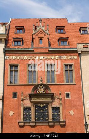 Uno scatto verticale della facciata storica del Municipio con l'iscrizione capitale del regno, Praga Foto Stock