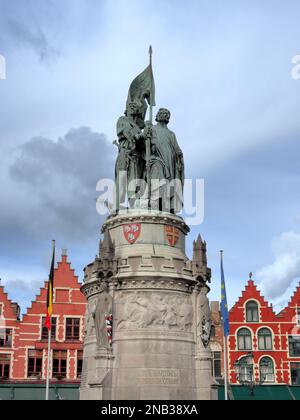 Statua di Jan Breydel e Pieter De Coninck nella piazza del mercato di Bruges, Belgio Foto Stock