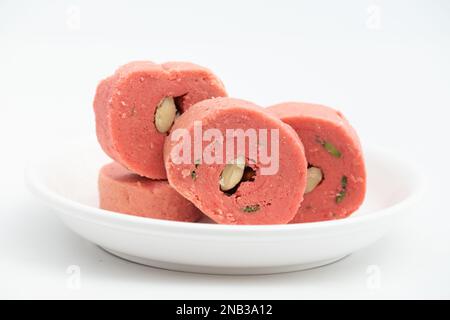 La torta rosa Kaju del Mithai indiano Cassata o Kasata è fatta di noci di Cashew, Gulab, frutta secca, Badam, mandorle. Goduto su Holi, Diwali, Rakshabandhan, Foto Stock