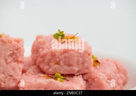 Indian Mithai Rose Kalakand anche chiamato Pink Gulabi torta al latte è a base di latte dolce fatto di Khoa cod Doodh Khoya Chhena Khova Paneer Gulab Jal. Enjo Foto Stock