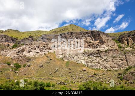 Complesso del monastero delle grotte di Vardzia in Georgia, paesaggio, pendio di montagna con grotte, tunnel e abitazioni scavate nella roccia. Foto Stock