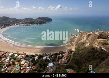 Linea di spiaggia in San Juan del sur città drone aereo vista sopra Foto Stock