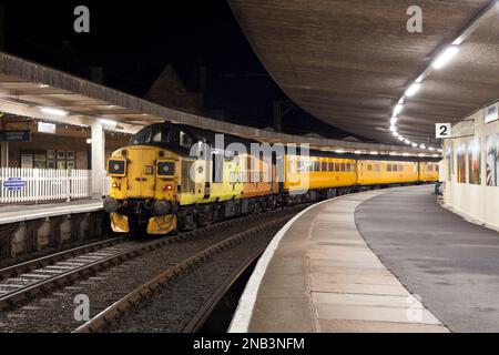 Locomotiva diesel Colas Rail Freight classe 37 a Carnforth con il treno di monitoraggio dell'infrastruttura per il riconoscimento di linee piane Network Rail Foto Stock