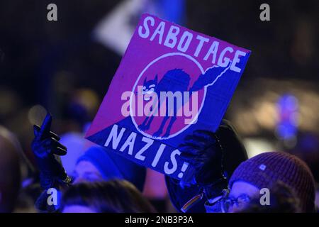 Dresda, Germania. 13th Feb, 2023. I contromanifestanti protestano contro una processione di manifestanti lunedì la sera del 78th° anniversario della distruzione di Dresda nella seconda guerra mondiale Il 13 febbraio, la capitale dello stato di Dresda commemora la distruzione della città nella seconda guerra mondiale 78 anni fa. Il 13 e 14 febbraio 1945, i bombardieri alleati riducevano il centro della città sull'Elba a macerie. Fino a 25.000 persone hanno perso la vita. Credit: Robert Michael/dpa/Alamy Live News Foto Stock