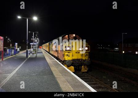 Locomotiva diesel Colas Rail Freight classe 37 a Morecambe con il treno di monitoraggio dell'infrastruttura per il riconoscimento di linee piane Network Rail Foto Stock