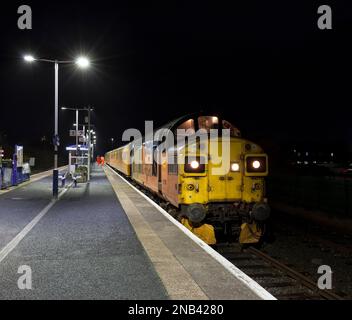 Locomotiva diesel Colas Rail Freight classe 37 a Morecambe con il treno di monitoraggio dell'infrastruttura per il riconoscimento di linee piane Network Rail Foto Stock