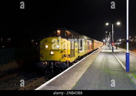 Locomotiva diesel Colas Rail Freight classe 37 a Morecambe con il treno di monitoraggio dell'infrastruttura per il riconoscimento di linee piane Network Rail Foto Stock