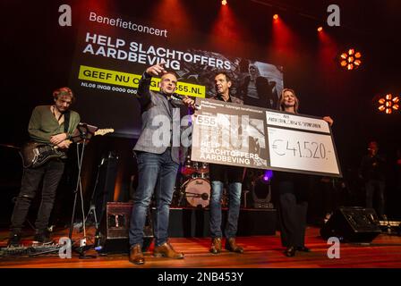 HAARLEM - 13/02/2023, HAARLEM - Controlla con Edwin van Balken, direttore di Philharmonie Haarlem, direttore DEL PIANO Nederland Garance Reus-Deelder e presentatore Jan Douwe Kroeske durante il concerto di beneficenza a Philharmonie Haarlem per raccogliere fondi per le vittime dei terremoti in Turchia e Siria. I proventi del concerto andranno a Giro555. Si tratta del concerto di primo beneficio per le vittime del disastro naturale. ANP EVA PLEVIER olanda fuori - belgio fuori Foto Stock