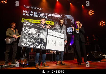 HAARLEM - 13/02/2023, HAARLEM - Controlla con Edwin van Balken, direttore di Philharmonie Haarlem, direttore DEL PIANO Nederland Garance Reus-Deelder e presentatore Jan Douwe Kroeske durante il concerto di beneficenza a Philharmonie Haarlem per raccogliere fondi per le vittime dei terremoti in Turchia e Siria. I proventi del concerto andranno a Giro555. Si tratta del concerto di primo beneficio per le vittime del disastro naturale. ANP EVA PLEVIER olanda fuori - belgio fuori Foto Stock