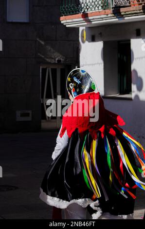 Xinzo de Limia, Spagna 02 13 2023 Pantalla la tradizionale maschera carnevale. Uno dei carnevali più popolari in Galizia, Entroido de Xinzo de Limia. Foto Stock