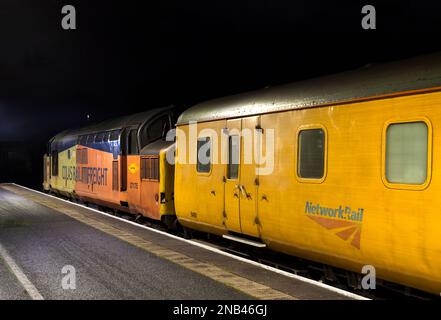 Locomotiva diesel Colas Rail Freight classe 37 a Morecambe con il treno di monitoraggio dell'infrastruttura per il riconoscimento di linee piane Network Rail Foto Stock