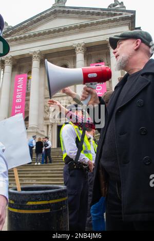 PIMLICO, LONDRA - 11 febbraio 2023: Un uomo protesta contro l'evento Drag Queen Story Hour a Tate Britain a Londra Foto Stock